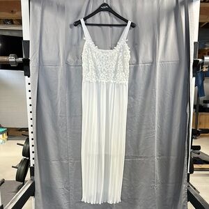 H&M White Sleeveless Scoop Neck Wedding Gown